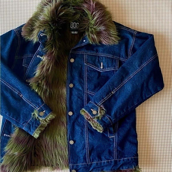 BDG Urban Outfitters Denim trucker w/ faux fur. Size
Medium/ Large - Picture 8 of 15